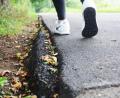 Bild: Gabi Schönberger
Am Flutkanal gibt es demnächst wieder eine Baustelle. Die Stadt beseitigt in einem Teilabschnitt (auf Schirmitzer Seite) ab Düker bis zur Weidener Straße Stolperfallen auf dem Fuß- und Radweg. Damit nicht nur Jogger wieder freien Lauf haben.