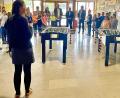 Bild: Krones
Rektorin Julia Stiegler und die Kinder der Josef-Voit-Grundschule mit den Gästen und ihren neuen Kickern bei der Spendenübergabe.