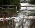 Bild: Karl-Josef Hildenbrand/dpa
Mit Sandsäcken wird versucht das Hochwasser der Mindel zu stoppen.
