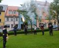 Bild: dob
Der Auftakt zum Jubiläum "900 Jahre Stadt Vohenstrauß" ist gelungen. Trotz erheblichen Regens feierten die Vohenstraußer schon am ersten Abend fröhlich mit. "Gebt Feuer", lautete der Befehl des Roggensteiner Schützenmeisters Johann Gösl (links).