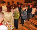 Bild: whü
Bischof Rudolf Voderholzer zelebrierte den Festgottesdienst. Viele Gläubige waren gekommen, um sich vom Bischof mit der Wolfgangsreliquie den Einzelsegen erteilen zu lassen.