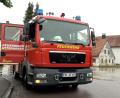 Bild: -/tv7news/dpa
Ein Fahrzeug der Feuerwehr steht neben einer überschwemmten Straße in Pfaffenhofen an der Ilm.