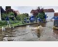 Bild: Gottfried Berger
Abpumpen ist angesagt, wo das Wasser die Sandsackbarrieren durchbrochen hat.