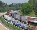 Bild: dob
Bei einem schweren LKW-Unfall wurde ein Fahrer schwerstverletzt und es entstand ein Sachschaden in Höhe von mehr als 40.000 Euro. Es bildete sich ein langer Rückstau in Richtung Tschechien.