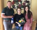 Bild: bey
Bürgermeister Rainer Rewitzer verabschiedet Christa Wildenauer (Mitte) als langjährige Chefin der Stadtbibliothek Pleystein. Zugleich stellt das Stadtoberhaupt Katarina Elbl-Müllhofer (rechts) als neue Büchereileiterin vor.