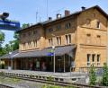 Archivbild: Petra Hartl
Generalsanieren und zu einem Wohnhaus mit vier Sozialwohnungen umbauen wollte die Rinkenburger Objektbau GmbH das leerstehende Bahnhofsgebäude in Sulzbach-Rosenberg. Doch die schwäbische Bauunternehmer-Familie zog sich von dem Vorhaben zurück.