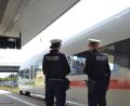 Symbolbild: Bundespolizei
Eine Bundespolizeistreife wartete bereits am Hauptbahnhof in Regensburg auf den Intercity-Express von Kiel nach Regensburg. Dort nahmen sie den Fahrgast, der eine junge Frau im Bordrestaurant belästigt haben soll, fest.