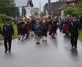 Bild: bö
Ein Höhepunkt des Jubiläums der Feuerwehr Pilsheim ist der farbenprächtige Festzug, in den sich gut 80 Feuerwehren, Vereine und fünf Musikkapellen einreihen. An der Spitze marschieren der Jubelverein sowie Festleiter Lukas Götz (links) und Kommandant Martin Brechler (rechts).