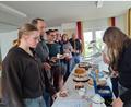 Bild: fz
Schlange standen die Besucher Nachmittag am Kuchenbüfett, das mit 25 Kuchen und Torten reich bestückt war.