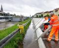 Bild: dpa
Schutzwände werden in der Altstadt am Donauufer aufgebaut.