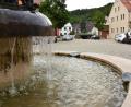 Bild: Stephan Huber
Knapp zwei Wochen nach der Überflutung des Marktkerns von Kastl schaut es dort aus wie immer: Wasser plätschert auf dem Marktplatz nur aus dem Brunnen vor dem Rathaus.