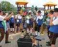Bild: frd
Auch mit Gießkannen kann man Musik machen. Das wird beim Patenbitten des Musikvereins Seebarn in Pertolzhofen deutlich.