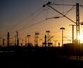 Bild: Hauke-Christian Dittrich/dpa
Die Sonne geht hinter Oberleitungen an einem Bahnhof unter. Bis die Strecken in Nordostbayern elektrifiziert sind, wird es noch lange dauern. Die Trassen für die Bahnstromleitungen, die die Energie an die Gleise bringen sollen, sind noch nicht festgelegt.