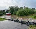 Bild: Feuerwehr Floß/exb
Sandsäcke halten an Fronleichnam nahe Floß das Wasser zurück - so gut es eben geht.