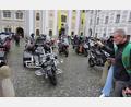 Bild: kro
Stadtpfarrer Thomas Vogl bespritzte die vor der Basilika geparkten Motorräder mit Weihwasser.