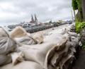 Bild: Pia Bayer/dpa
Ein Uferweg in Regensburg ist mit einer mobilen Hochwasser-Schutzwand gesichert, Sandsäcke liegen bereit. Die Donau ist bereits weit über die Ufer getreten. Das Hochwasser soll weiter steigen.