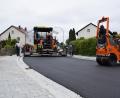Bild: szl
Nach über dreijähriger Bauzeit geht die Gesamtbaumaßnahme in der Kleinklenauer Straße und im Angerweg in Tirschenreuth zu Ende. Die Asphaltierungsarbeiten sind der letzte große Akt. Bis Ende Juni sollen auch die Restarbeiten erledigt sein.