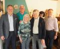 Bild: kek
Zu einem 70-jährigen Ehejubiläum darf Bürgermeister Joachim Neuß (links) nur selten gratulieren. Anna und Karl Fuchs aus Auerbach feierten Gnadenhochzeit. Mit im Bild sind ihre Söhne Karl und Georg sowie Schwiegertochter Anja.