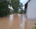 Bild: rha
Die Wassermassen schwemmen in Vilseck einen kleinen Steg weg.