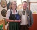 Bild: Hermann Schmidt
Der Gewinnerin des Gau-Eröffnungspokals, Stephanie Dotzler, gratuliert Schützenmeister Johannes Wenkmann.