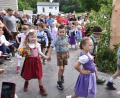 Bild: no
14 Mädchen und 12 Jungen aus der Kita St. Vitus zeigten beim Baumaustanzen in Illschwang ihre tänzerischen und gesanglichen Fähigkeiten.