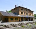 Archivbild: Petra Hartl
Er schaut von außen zwar noch halbwegs intakt aus, doch innen ist der Sulzbacher Bahnhof sehr marode und das Dach undicht. Weil der Verkauf an die Rinkenburger Objektbau GmbH scheiterte, wird das Gebäude nun wohl noch lange ein Leerstand bleiben – die künftige Nutzung ist nun wieder völlig offen.