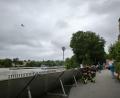 Bild: Isabella Rutherford
Ein Hubschrauber fliegt über die Donau, um mögliche Gefahren aus der Luft zu entdecken.
