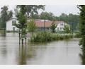 Bild: jum
Das Sportgelände des VfR Haag ist komplett überflutet. Erst 2013 hatte ein Amper-Hochwasser die Anlage komplett zerstört, sie wurde mit Millionen-Aufwand wieder aufgebaut.