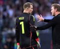 Bild: Federico Gambarini/dpa
Bundestrainer Julian Nagelsmann und Torwart Manuel Neuer (links) unterhalten sich nach der Nullnummer gegen die Ukraine.