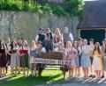 Bild: Diendorfer Kirwaleit/exb
Die zwölf Diendorfer Kirwapaare durften für ihre Fotos heuer das Schlossgelände in Guteneck nutzen.
