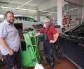Bild: fvo
Franz gratuliert Franz. Der Chef des Autohauses Stiebitz, Franz Stiebitz (links) gratuliert seinem Mitarbeiter Franz Nimmerjahn zum 40-jährigen Arbeitsjubiläum.