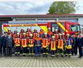 Bild: egl
Zwei Gruppen der Feuerwehr Ursensollen stellen sich der Leistungsprüfung. Zum Bestehen gratuliert auch Bürgermeister Albert Geitner (rechts).