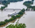 Bild: Armin Weigel/dpa
Zwei Schiffe liegen im Hochwasser der Donau. In Bayern herrscht nach heftigen Regenfällen vielerorts weiter Land unter.