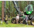 Bild: Portner
Reinhard Gürtler (links) aus Kühried war vor 30 Jahren Harvester-Pionier. Gattin Angela sowie die Söhne Matthias (Mitte) und Marco unterstützen im Betrieb.