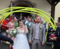 Bild: Willi Ertl
Zahlreiche Feuerwehrleute sowie Aktive der Kirwagemeinschaft und der SG Seugast/Schlicht bilden das Ehrenspalier bei der Hochzeit von Deborah und Daniel Ritz in Sorghof.