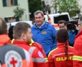 Bild: Sven Hoppe/dpa
Bayerns Ministerpräsident Markus Söder (M, CSU) spricht zu Einsatzkräften verschiedener Rettungsdienste bei einer Ortsbesichtigung im vom Hochwasser betroffenen oberbayerischen Reichertshofen.