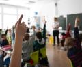 Symbolbild: Bernd Weißbrod
Drei Schulen in Weiden werden ab dem kommenden Schuljahr mit dem Startchancen-Programm gefördert.