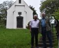 Bild: hcz
Hans Forster und Alois Lukas vor der Tröglersrichter Dorfkapelle. Der Erlös des CSU-Ortsteilfestes wird der weiteren Renovierung der Kapelle zur Verfügung gestellt.
