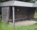 Bild: fz
Das Buswartehaus in Obersdorf. Die Holzhütte wird wie in sechs weiteren Ortsteilen abgebaut und durch Glasobjekte ersetzt. Die Asbesteindeckungen müssen entsorgt werden.