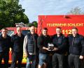 Bild: Feuerwehr Schlicht/exb
Bei der Übergabe des gespendeten Defibrillators (von links): die beiden Feuerwehr-Vorsitzenden Fabian Lukesch und Jürgen Kredler, von der Firma EEATec Peter Lehner und Christian Hütter sowie die beiden Kommandanten Stefan Geier und Markus Heuberger.