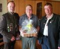 Bild: W. Wendl/exb
Wolfgang Moll (Mitte) mit Gauschützenmeister Werner Wendl (links) und dem stellvertretenden Gau-Sportleiter Sepp Schmaußer (rechts).