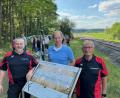 Bild: Michael Egl
Der Vorsitzende der Drahtglaskickers, Adrian Lorenz, Bürgermeister Konrad Kiener und Organisator Franz Käsbauer (von links) eröffnen den erweiterten Trimm-dich-Pfad.