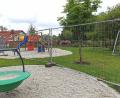 Bild: Portner
Weiträumige Absperrung quer durchs Schönseer Kindergartengelände: Im unteren Bereich des Spielplatzes, in Nähe des rosa blühenden Rhododendren-Busches (Nachbargrundstück), klafft ein drei Meter tiefes Loch im Boden.