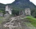 Bild: David Pichler/dpa
Teile der Burgruine Falkenstein im oberbayerischen Flintsbach sind nach heftigen Regenfällen abgerutscht.