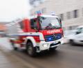Symbolbild: Julian Stratenschulte
Ein mit Gefahrgut beladener Sattelzug fing in der Innenstadt von Münchberg Feuer. Dem 55-jährigen Fahrer kam die Feuerwehr zu Hilfe.
