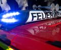 Symbolbild: Sven Hoppe/dpa
Ein Einsatzfahrzeug der Feuerwehr mit eingeschaltetem Blaulicht.