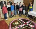 Bild: Regina Grillmeier/exb
Die Firmlinge der Pfarrei Leonberg mit dem von ihnen gelegten Blumenteppich.