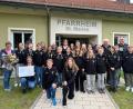 Bild: gz
Dank einer Spende der Familie Hummer präsentieren sich die Ministranten mit Pfarrer Bauer und Pfarrkivar Basil nun mit einheitlich Jacken,