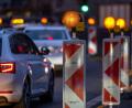 Symbolbild: Monika Skolimowska/dpa-Zentralbild/dpa/Symbolbild
Autos stehen an einer Baustelle im Stau.