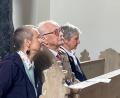 Bild: Michael Grünwald/exb
Jubilar Karl-Dietfried Adam mit seinen Töchtern Elisabeth und Cornelia beim musikalischen Mittagsgebet.